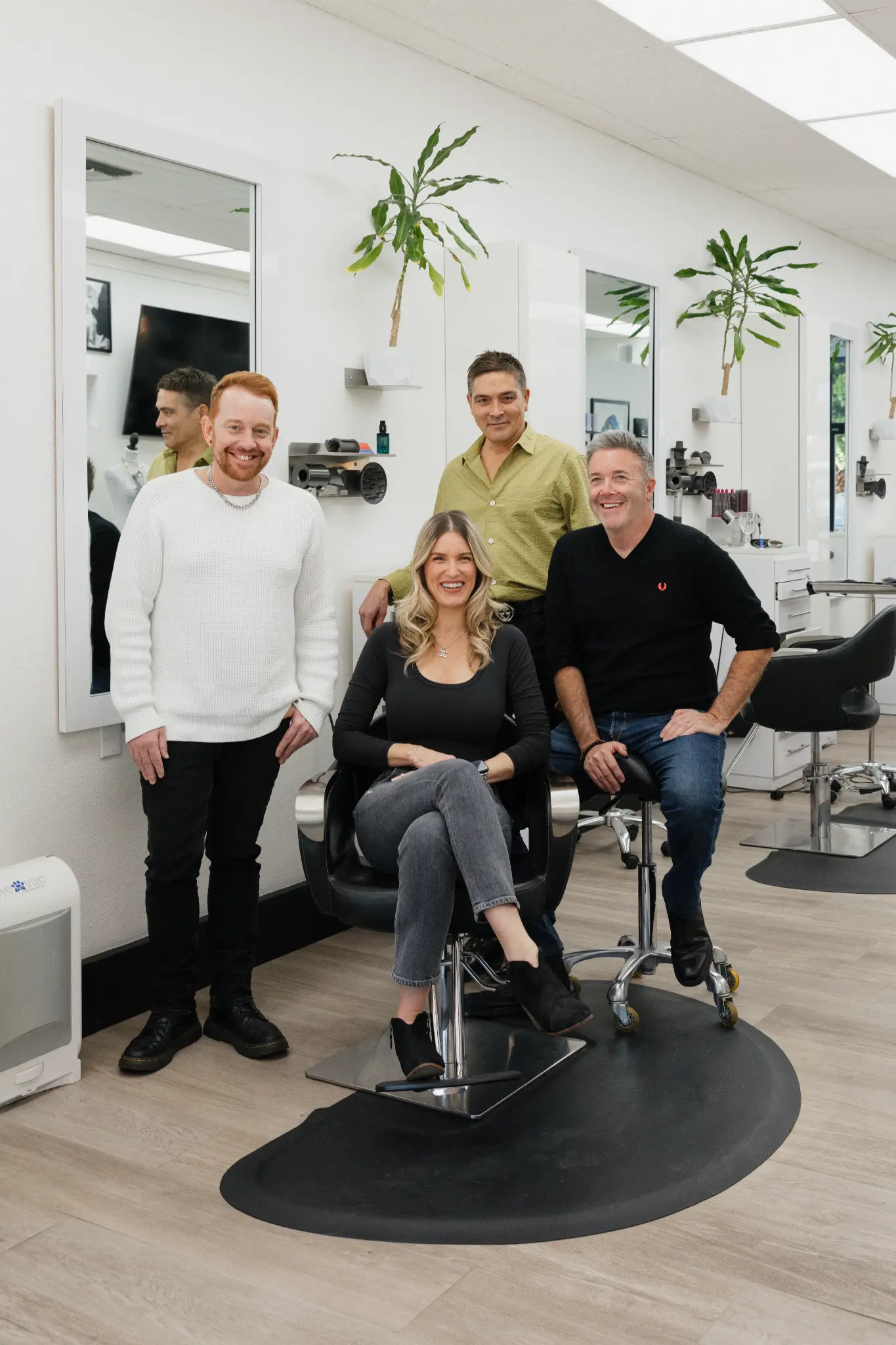 The angelajoneshair team in the salon